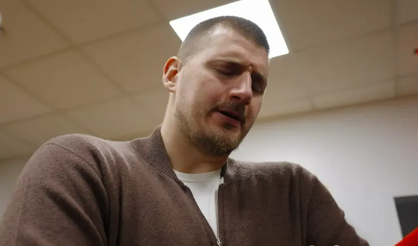 Denver'da Jokic tarihi rekora rağmen kısa yanıtlar verdi, sakatlık endişesi doğurdu.