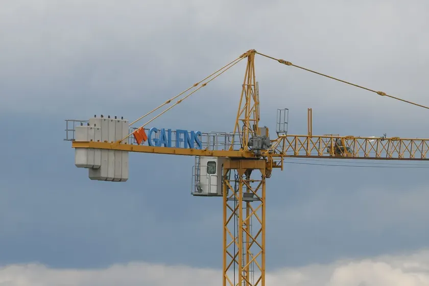 Belgrad'da Hızlı Tren Hattı Şantiyesinde Vinç Devrildi Bir İşçi Yaralandı