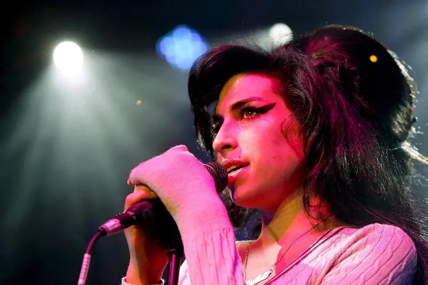 Amy Winehouse'un "Back To Black" albümü 20 yıl sonra özel bir baskıyla tekrar yayıne çıkıyor.
