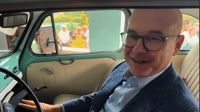 Sırp ilerleme partisi lideri Miloš Vučević Kragujevac'ta ünlü "fić"a bindi ve gençlik günlerini hatırladı.