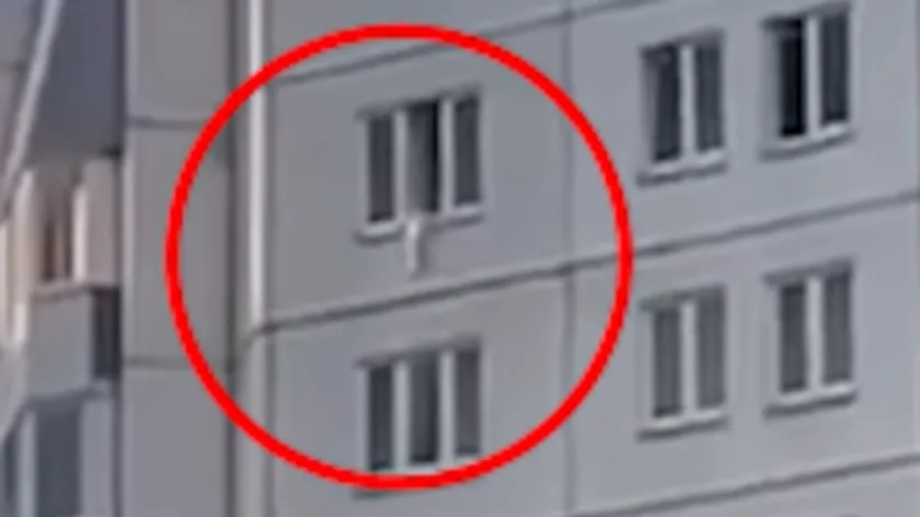 Rusya'da 10. kattan düşen bebek mucizevi şekilde kurtarıldı, anne babanın sabıka kaydı var