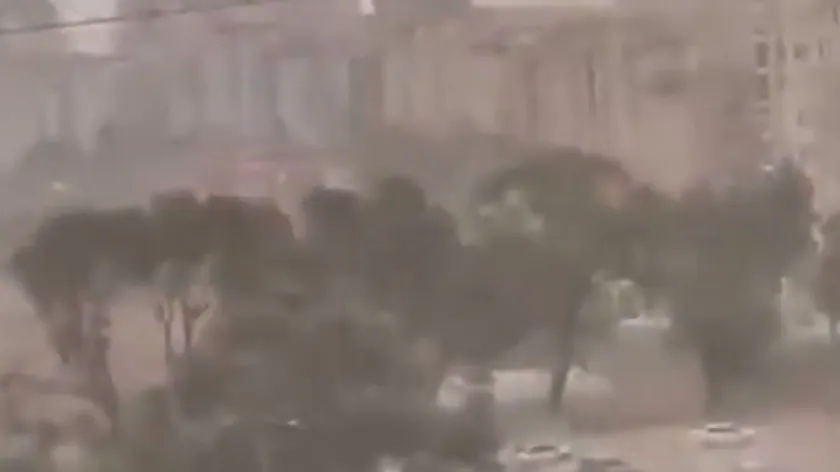 İstanbul'da şiddetli hava koşulları yaşandı Rüzgar ağaçları yıktı ve çatıları kaldırdı.