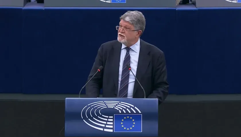 Sırp Cumhurbaşkanı Aleksandar Vučić bir savaş suçlusunu devlet törenleriyle uğurlamış ve diğer bir savaş suçlusuyla önümüzdeki seçimlerde ittifak kurmuş.