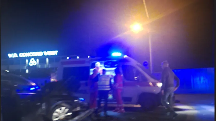 Borç'ta bir trafik kazası: Bir araç kullanılamaz hale geldi, parçaları yola saçıldı.