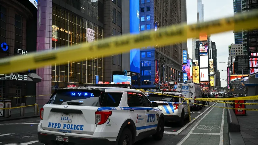 New York'ta bir kadının bıçakla saldırısı sonucunda bir kişi hayatını kaybetti.