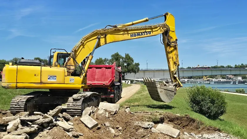 Sırbistan Belgrad'daki Sava Köprüsü Şantiyesinde Gıda Kamyonu Devrildi Yaralanan Yok