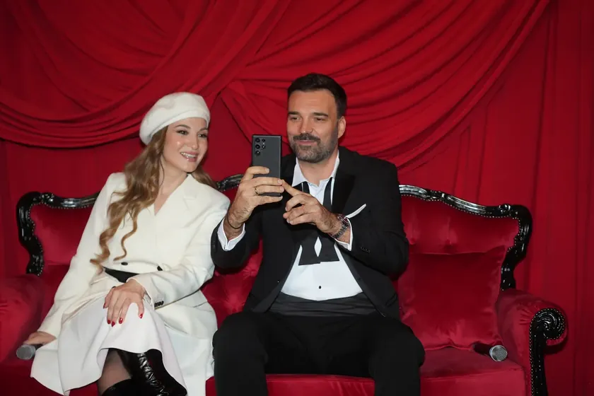 Bar'da konser veren ünlü şarkıcı Jelena Tomašević sahnede aniden fenalaştı.