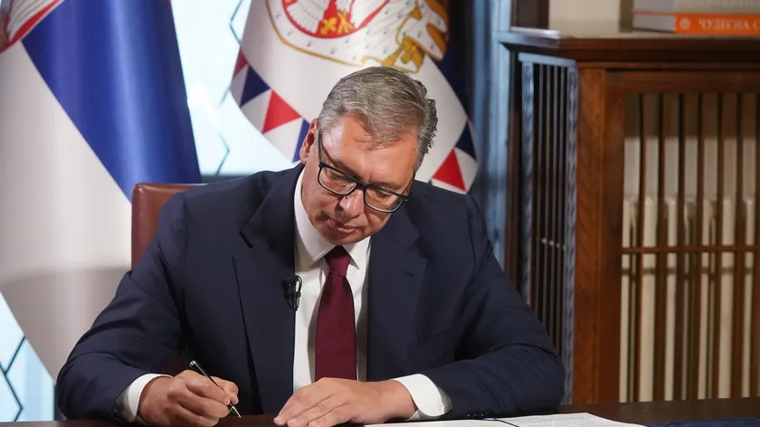 Sırbistan Cumhurbaşkanı Aleksandar Vučić, 25 Ekim 2026'da yapılacak genel seçimler için resmi olarak ilan verdi.