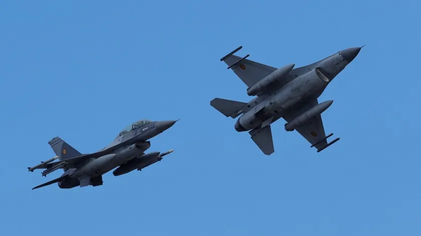 Rumanya'da iki F-16 uçak hava durumunu izliyor.