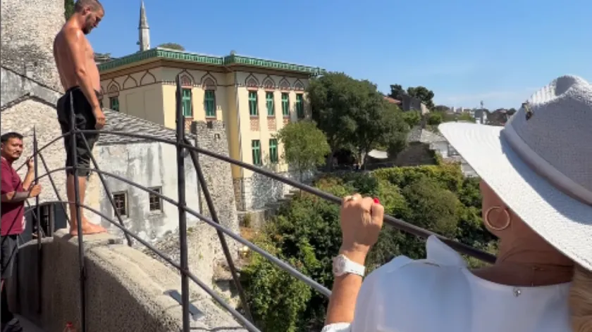 Lepa Brena Mostar'da Stari Köprü'yü Ziyaret Etti