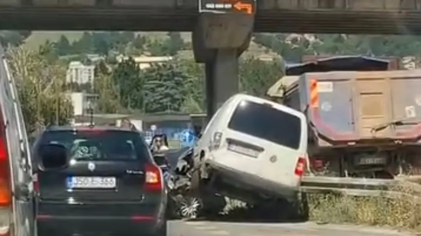 Teška bir kaza Uzice'de Araba ve minibüsün çarpışması, yaralı arasında çocuklar da var.