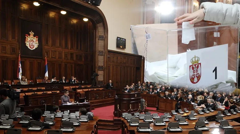 Sırbistan Parlamentosu'nda opozisyonun güvensizlik önergesinin görüşüleceği bir oturum düzenlenecek.