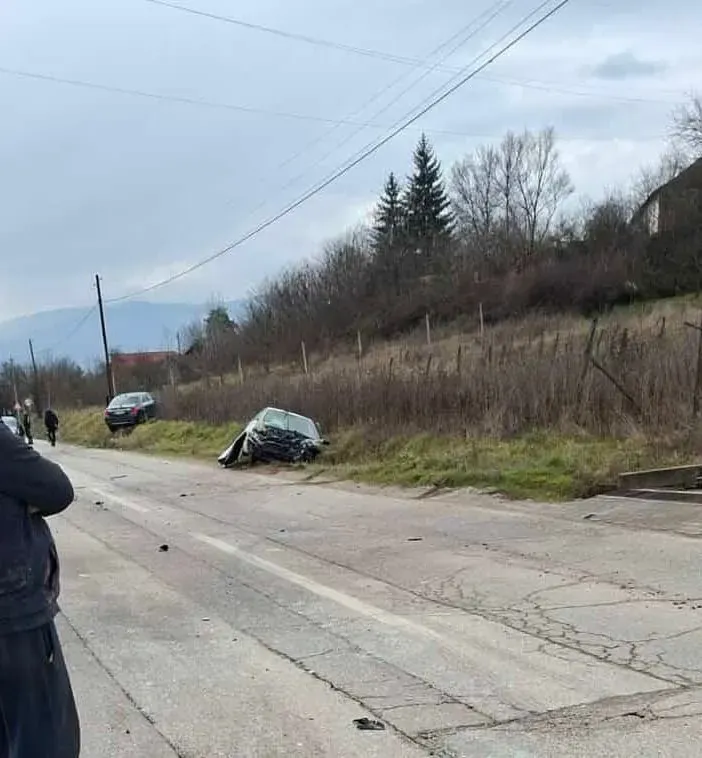 Sırbistan Žitorađe köyü yakınlarında meydana gelen trafik kazasında bir sürücü yaşamını yitirdi.