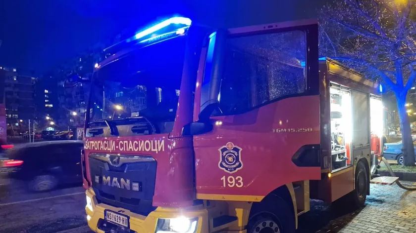 Novom Sad'da meydana gelen yangının görüntüleri İtfaiye memurları gece saatlerinde insanları binalardan çıkardı (video)