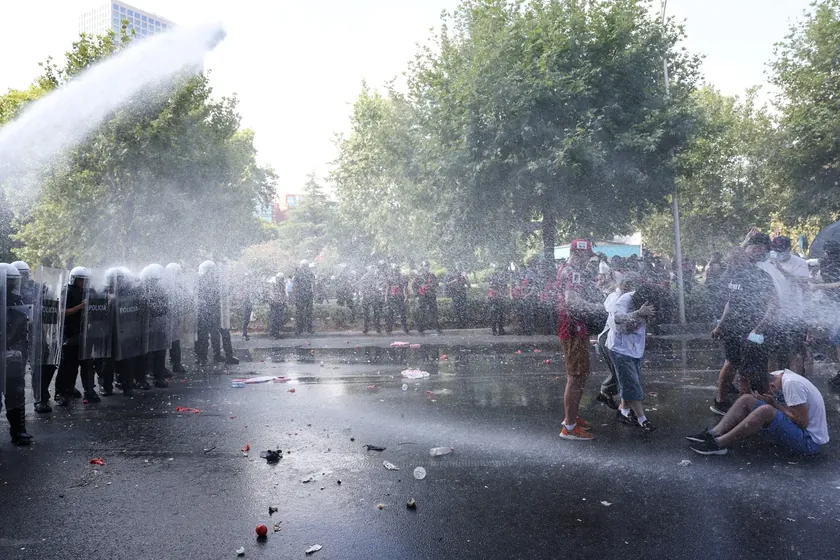 Sırbistan Cumhurbaşkanı Aleksandar Vučić'in ziyareti sırasında protesto edenler Su ve gazla dağıtıldı.