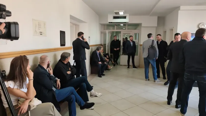 Niş Kriz Masası üyelerinin yargılaması ertelendi: Eski belediye başkanıyla birlikte bütçeyi 800 milyon dinardan fazla zarara uğrattıkları iddia ediliyor
