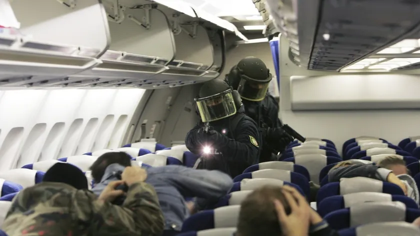 Air Serbia uçuşunda olay Adam bombalı tehdit etti, uçak boşaltıldı