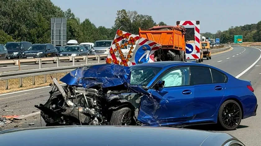 Kolar yakınlarında meydana gelen trafik kazası dramatik sahneler yarattı.