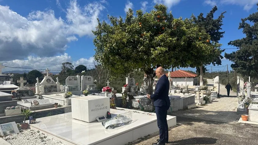 Sırbistan Yunanistan Büyükelçisi Mikis Theodorakis'in Mezarına Çelenk Koydu