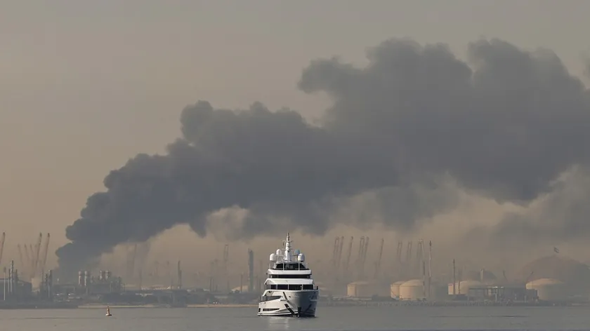 Dubai'de şiddetli patlamalar şehir merkezindeki bina füze parçalarıyla hasar gördü