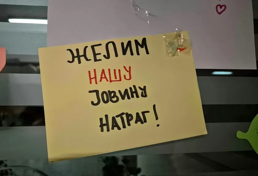 Sırbistan'ın Novi Sad kentinde, öğrencilerin ve velilerin çağrısı üzerine bir fotoğraf sergisi düzenlendi.