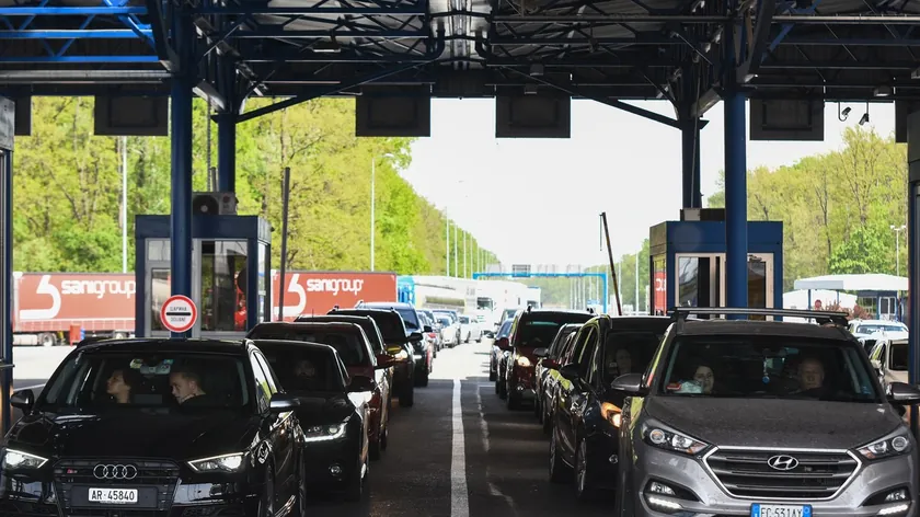 Sırbistan sınır geçişlerinde araç trafiğinde bekleme süresi var.