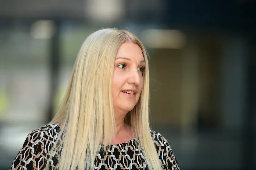 Sırbistan'ın ünlü söz yazarı Ljiljana Jevremović nişan yüzüğü denemesiyle gündemde