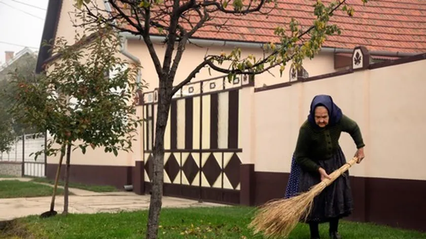 İtalya'da aile üyeleri yaşlı teyzeyi 800 bin avro dolandırmakla suçlanıyor