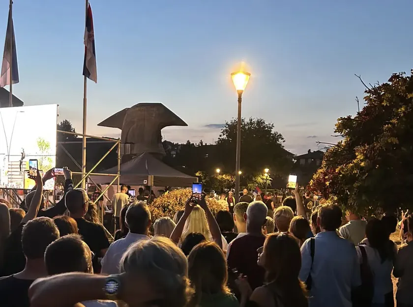 Sırbistan'da öğrenciler bisiklet turu düzenledi ve büyük bir ilgi gördü.