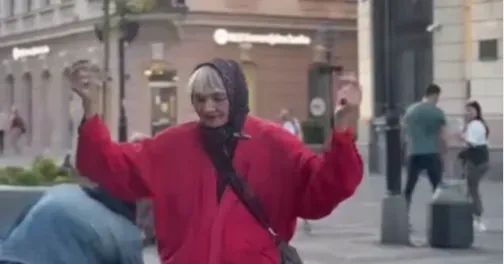 Eski Yugoslav Oyuncu Vesna Pećanac Sırbistan'ın Belgrad Sokağında Dans Ederken Görüntülendi