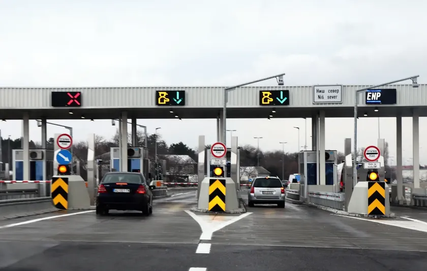 Sırbistan'da Adaševiç Otoyolu'nda kamyon trafiği durduruldu.