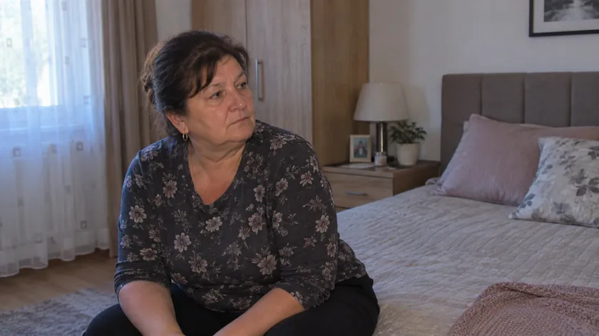Sırp bir kadın, eşinin annesinin evlerine girdiğini fark etmemiş olduğunu ve bu durumdan rahatsız olduğunu belirtti.