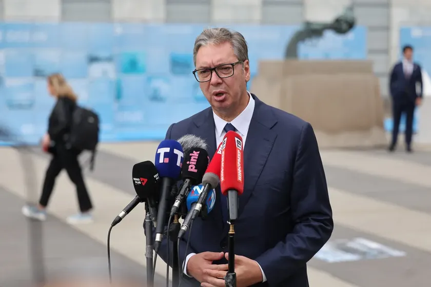 Sırbistan Cumhurbaşkanı Aleksandar Vučić, iki gün içinde Sırbistan'a döneceğini ve ülkesini yıpratmak isteyenlere karşı savaşacaklarını bildirdi.