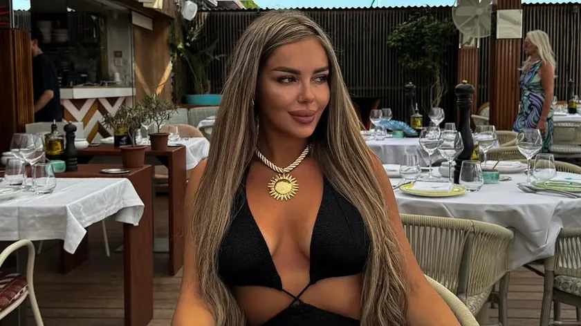 Nataša Rodić'in yeni sevgilisiyle şampanya içerek keyif yapıyor.
