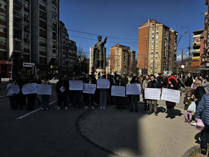 Kosovska Mitrovica'da Öğrenci ve Profesörler Üniversitenin Geleceği Hakkında Protesto Gösterisi Düzenledi