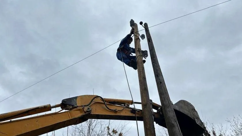 Sırbistan'da EDS Çalışanı Kılığına Giren Dolandırıcılar Direk Değişimi Vaadiyle Vatandaşları Kandırıyor