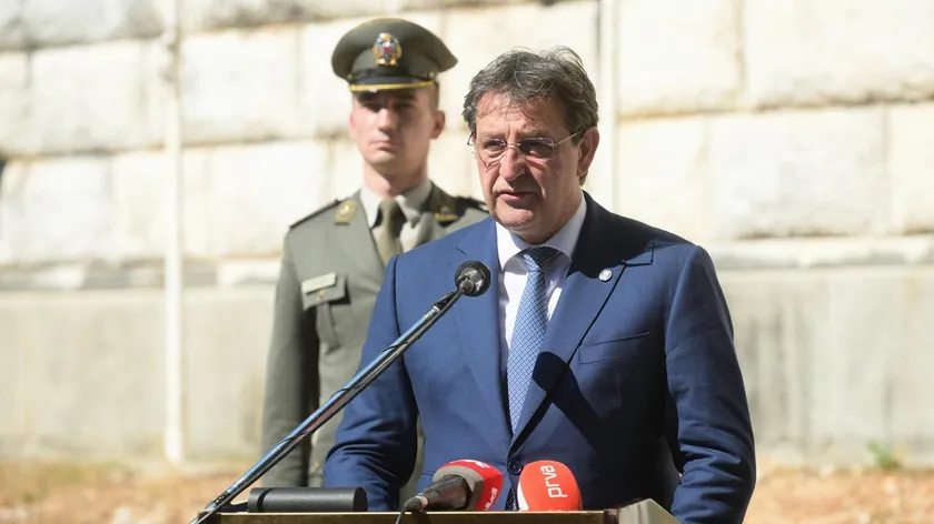 Sırbistan Savunma Bakanı Bratislav Gašić, "Oluja" operasyonunun 31. yıldönümünde yaptığı açıklamada, bu eylemin Sırp halkına derin yaralar bıraktığını ve bu acının asla unutulmaması gerektiğini vurguladı.