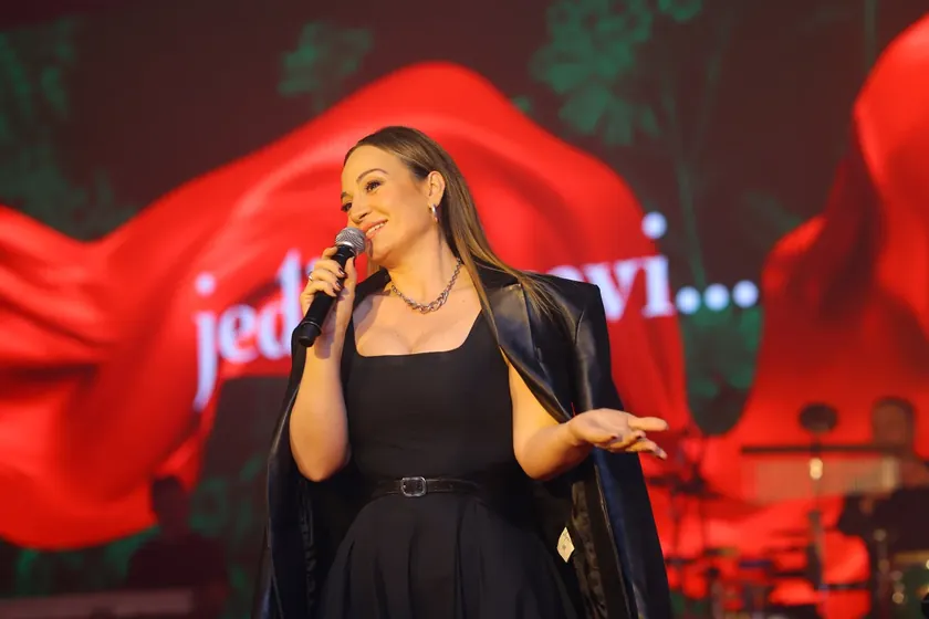 Ünlü Şarkıcı Jelena Tomaşević'in Kardeşi Darko da Müzik Dünyasında Bir Şarkıcı