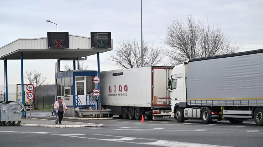 Sırbistan Batrovci Sınır Kapısı'nda tır sürücüleri iki saat bekliyor diğer geçişler normal