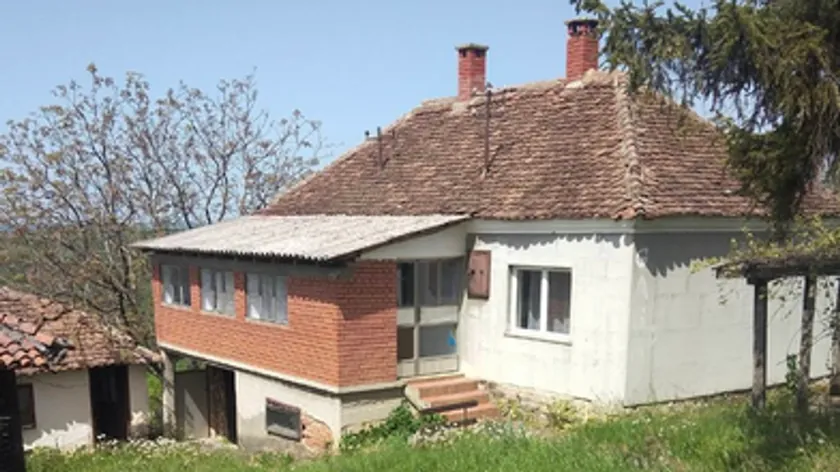 Belgrad yakınlarındaki bir köyde bulunan 70 metrekarelik bir ev ve 135 dönüm arazi 28.000 euroya satılıyor.