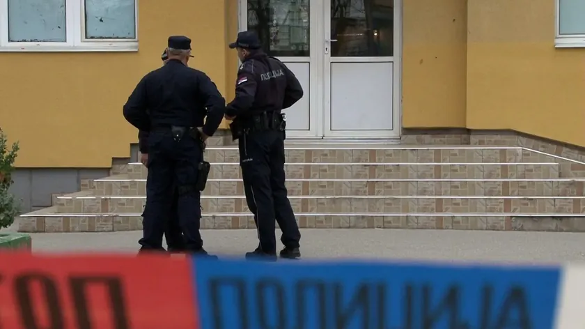 Sırbistan'ın Novi Sad şehrinde bir öğrenci okula bıçak getirdi.