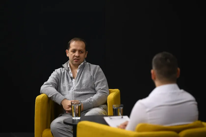 Sırbistan'da Şarkıcı Emir Habibović, Efsane Šaban Šaulić ile Anılarını Paylaştı.