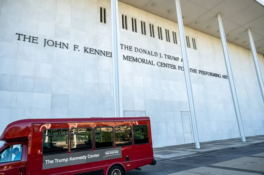 Washington'daki Kennedy Merkezi Cephesinden Donald Trump'ın İsmi Kaldırılmaya Başlandı