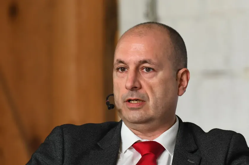 Sırbistan için en faydalı ölçü SNS'nin Avrupa Halk Partisi'nden çıkarılmasıdır çünkü bu sayede sorumluluk siyasi aktöre değil, Sırbistan devletinin üzerine atılır.