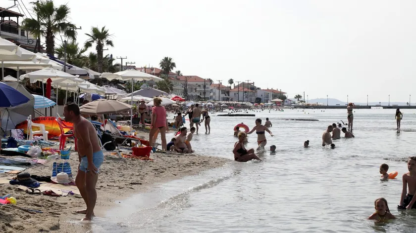 Sırp bir genç, Grčka'da bir kız için oleander çiçeğini dişleriyle kopardı ve ölümden kurtuldu.