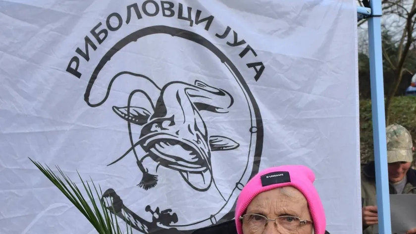 Sırbistan'da düzenlenen balıkçılık yarışmasında en yaşlı kadın yarışmacı kupayı kazandı