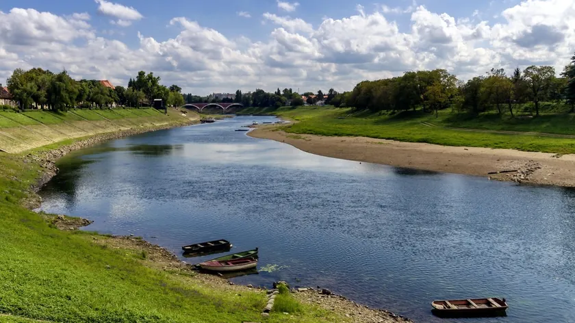 Sırbistan'ın Sisak şehrinde Kupa Nehri'nin düşük su seviyesi tarihi bir keşfe yol açtı.