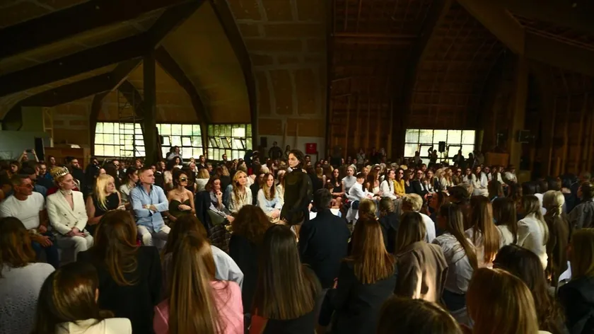 Sırbistan'daki 57. Belgrad Moda Haftası 'DÜNYA.SU.HAVA' temasıyla sınırları kaldırdı