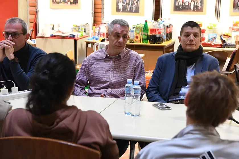 Sırbistan Novi Sad Üniversitesi'nde Dekan Profesör Jevtić'i Şikayet Etti Öğrenciler Tepkili