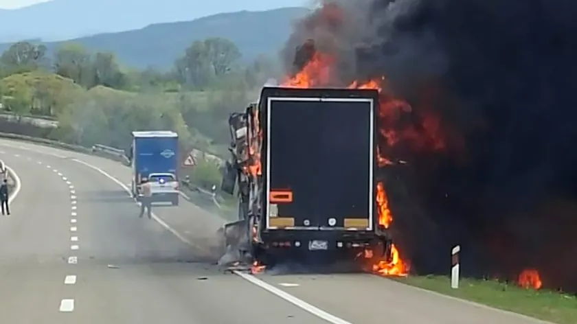 Sırbistan'da Aleksinac yakınlarındaki otoyolda kamyon yandı yoğun duman yükseldi